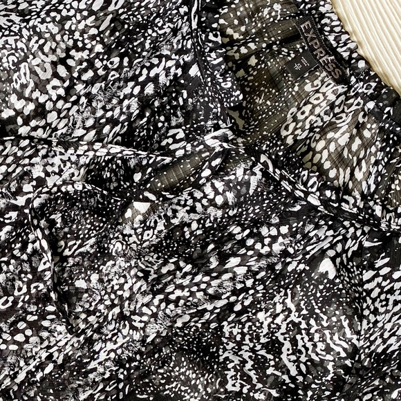 🔴 5/$45 SALE 🔴 EXPRESS | Floral Top - Picture 6 of 7